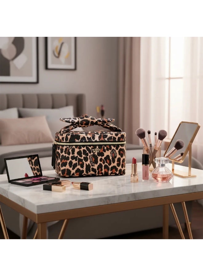 فيكتوريا سيكريت حقيبة سفر/حقيبة مستحضرات تجميل من فيكتوريا سيكرVictoria's Secret Travel Bag/Cosmetic Case with Leopard Designيت بنقشة جلد النمر - Image 3